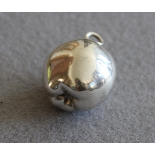 538 - Silver Apple Pendent
Length-4cm