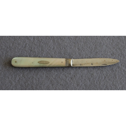 539 - Small Hallmarked Silver/Mother Of Pearl Pen Knife
Length Open-11.5cm