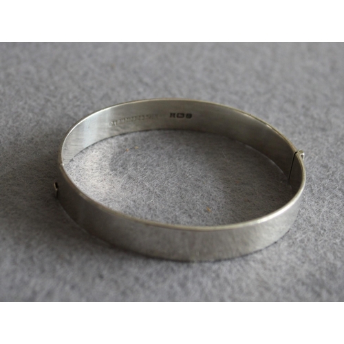 564 - Ladies Silver Hallmarked Bangle