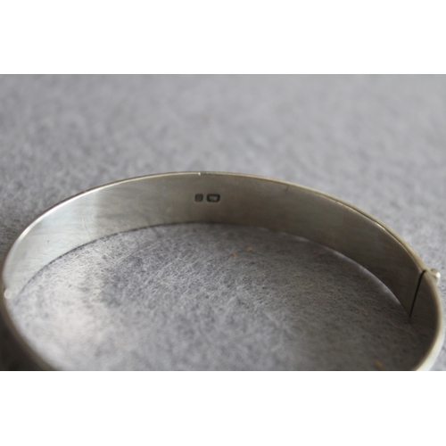 564 - Ladies Silver Hallmarked Bangle