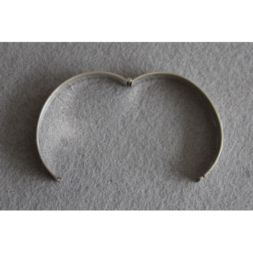 564 - Ladies Silver Hallmarked Bangle