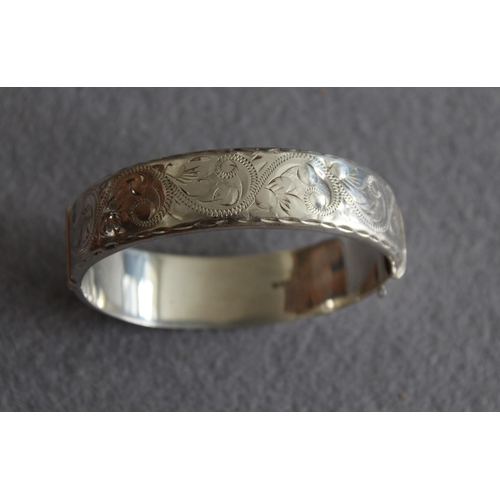 565 - Ladies Silver Hallmarked Bangle