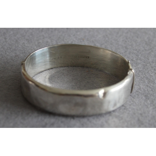 565 - Ladies Silver Hallmarked Bangle