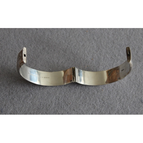 565 - Ladies Silver Hallmarked Bangle