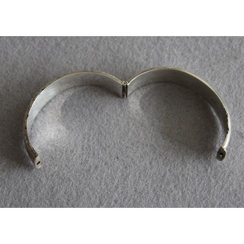 565 - Ladies Silver Hallmarked Bangle