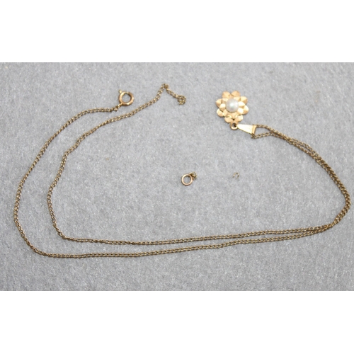 647 - Stamped 9 375 Pendant & 9ct Necklace(Broken) In Box
Damage Shown In Pictures
Total Weight 2.5gms
All... 