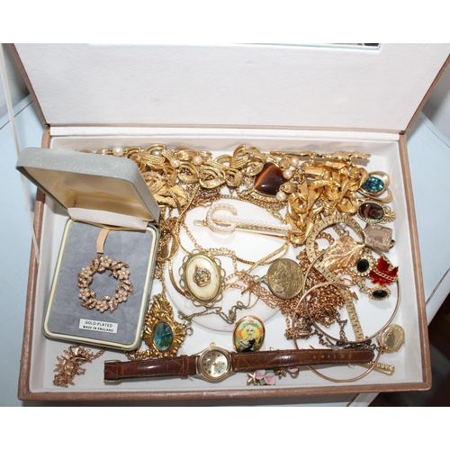 479 - Gold Toned Jewellery Items In Jewellery Box
All Proceeds Go To Charity