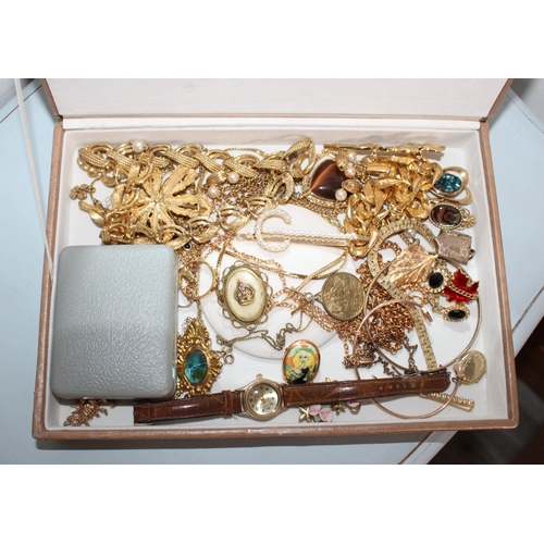 479 - Gold Toned Jewellery Items In Jewellery Box
All Proceeds Go To Charity