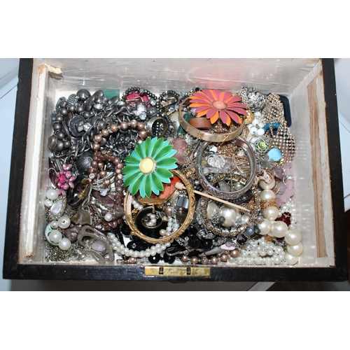 481 - Wooden Box Containing Jewellery Items
All Proceeds Go To Charity