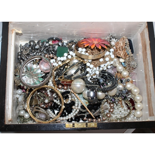 481 - Wooden Box Containing Jewellery Items
All Proceeds Go To Charity