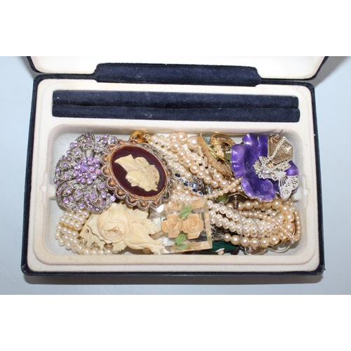 482 - Jewellery Box Containing Jewellery Items 
All Proceeds Go To Charity