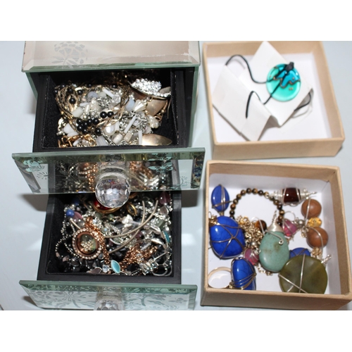 483 - Jewellery Box & Box Containing Jewellery Items
All Proceeds Go To Charity