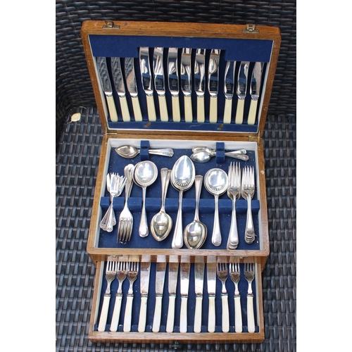 573 - Cutlery Items In Wooden Box
All Proceeds Go To Charity