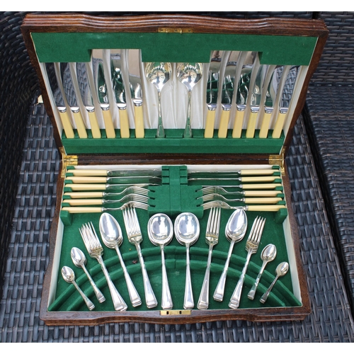 574 - Cutlery Items In Wooden Box
All Proceeds Go To Charity