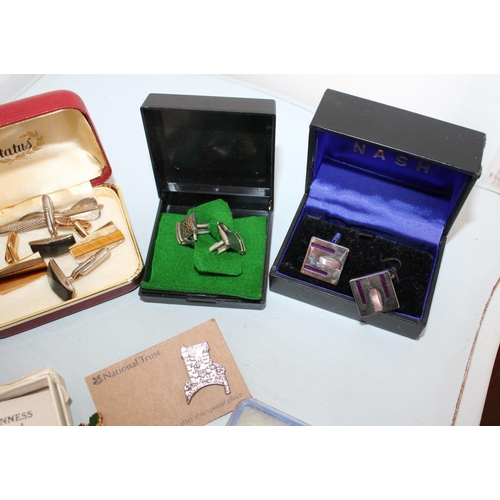 31 - Mixed Items Inc
Cufflinks, Badges, Pen Knife, Collectable Buttons Etc
All Proceeds Go To Charity