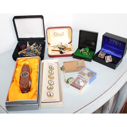 31 - Mixed Items Inc
Cufflinks, Badges, Pen Knife, Collectable Buttons Etc
All Proceeds Go To Charity