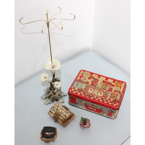 32 - Mixed Collectable Items Inc
Portable Stratton Ash Tray , Glass Apple, Trinket Box, Oxo Tin, Necklace... 