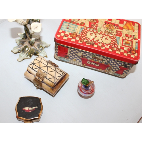 32 - Mixed Collectable Items Inc
Portable Stratton Ash Tray , Glass Apple, Trinket Box, Oxo Tin, Necklace... 