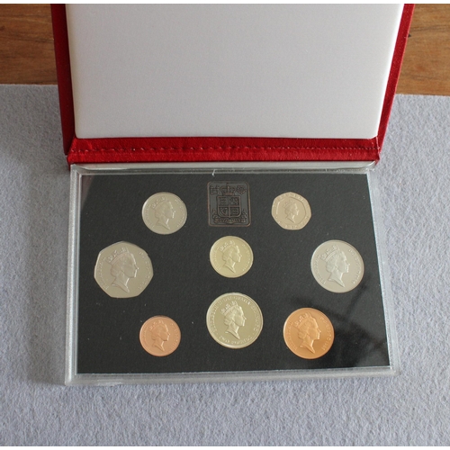 220 - 1986 Deluxe Royal Mint Coin Set in Case