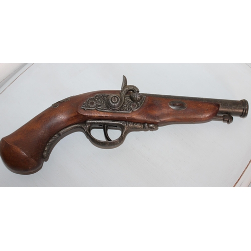 137 - Reproduction De-activated Musket Gun