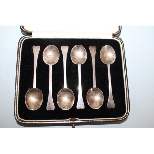 586 - Set Of Six Silver Hallmarked Spoons In Case