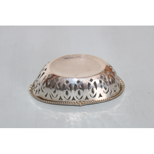 600 - Silver Hallmarked Bonbon Dish
Length-9.5cm