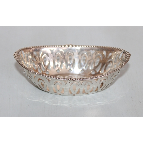 600 - Silver Hallmarked Bonbon Dish
Length-9.5cm