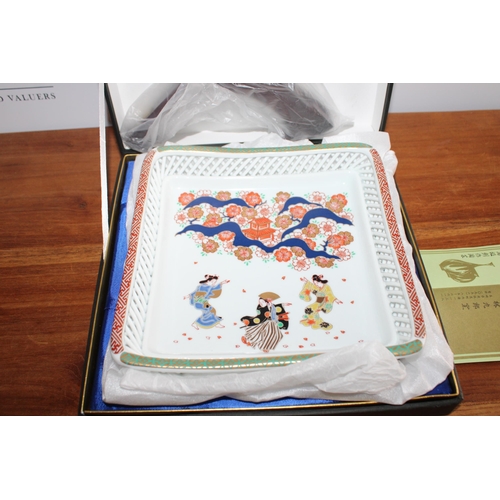 721 - Rinkuro Chinese Boxed Tray
20 x 20cm