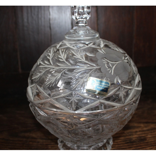 718 - Lausitzer Glas Hand Cut 24% Lead Crystal Bowl with Lid.

Made in German Democratic Republic

16cm Di... 