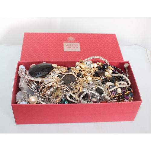 501 - Mixed Jewellery Items In Box
All Proceeds Go Go To Charity