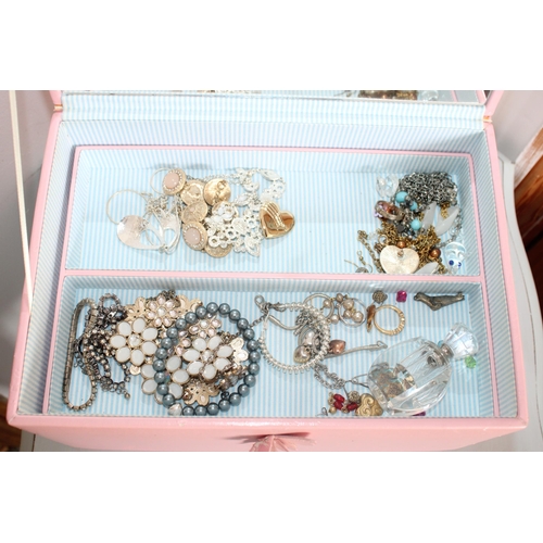 506 - Jewellery Box Containing Jewellery Items
All Proceeds Go Go To Charity