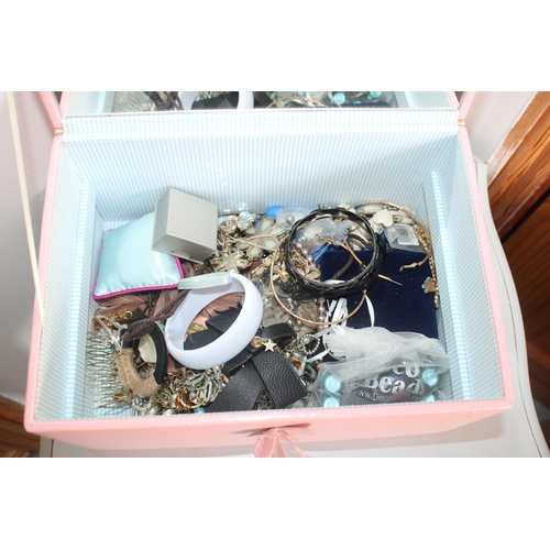 506 - Jewellery Box Containing Jewellery Items
All Proceeds Go Go To Charity