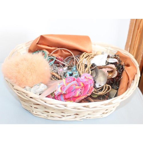 507 - Mixed Jewellery Items In Basket
All Proceeds Go Go To Charity