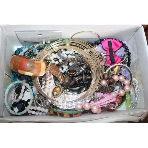 508 - Mixed Jewellery Items In Box
All Proceeds Go Go To Charity