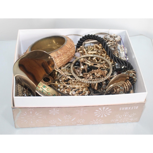 509 - Mixed Jewellery Items In Box
All Proceeds Go Go To Charity