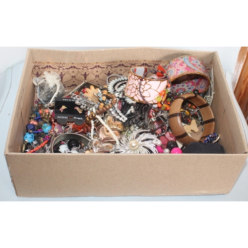 510 - Mixed Jewellery Items In Box
All Proceeds Go Go To Charity