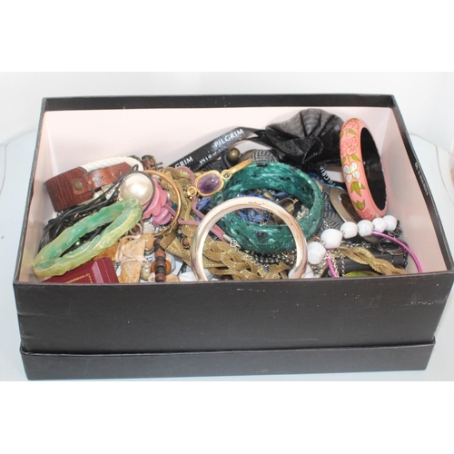 511 - Mixed Jewellery Items In Box
All Proceeds Go Go To Charity