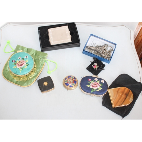 54 - Mixed Collectable Items Inc
Compact Mirrors, Pill Pot,Travel Ash Tray, Small Crystal Frog & Scissors... 