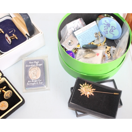 55 - Mixed Collectable Items Inc
Badges, Cufflinks, Tie Pins, Coins Etc
All Proceeds Go Go To Charity