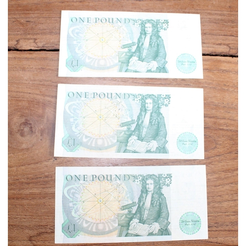 321 - Three Bank of England £1 Notes - Consecutive Numbers  - Cashier SOMERSET

Fine Condition