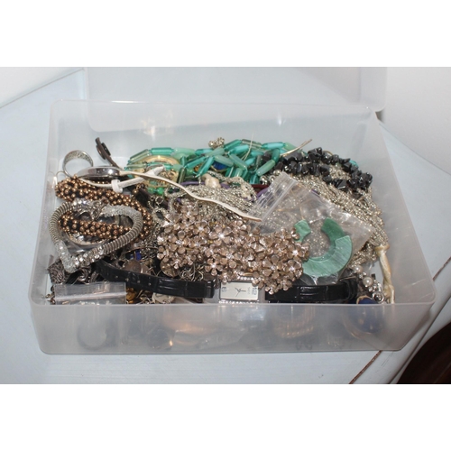 519 - Mixed Jewellery Items In Container
All Proceeds Go To Charity