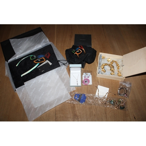 523 - Quantity Of Mixed Jewellery Some Boxed/Bagged Items
All Proceeds Go To Charity