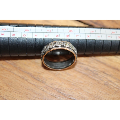 660 - 9ct Gold and Silver Stoned Ring
Size-L
Weighs 2.7gms
In A Pouch