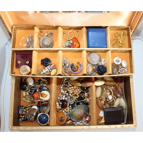 526 - Assorted Ladies Fashion Jewellery in Box