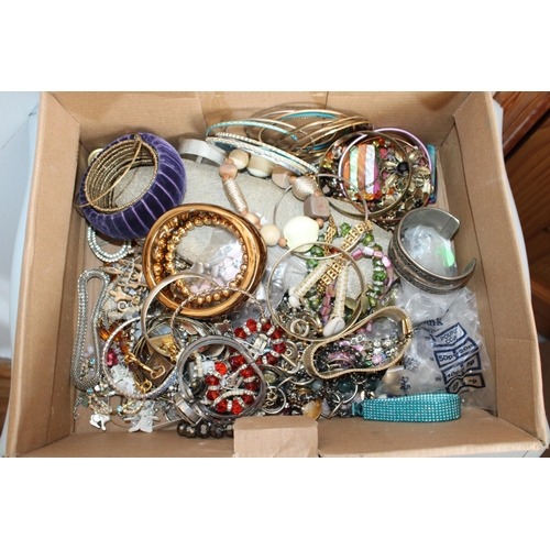 527 - Quantity Ladies Fashion Jewellery in Box