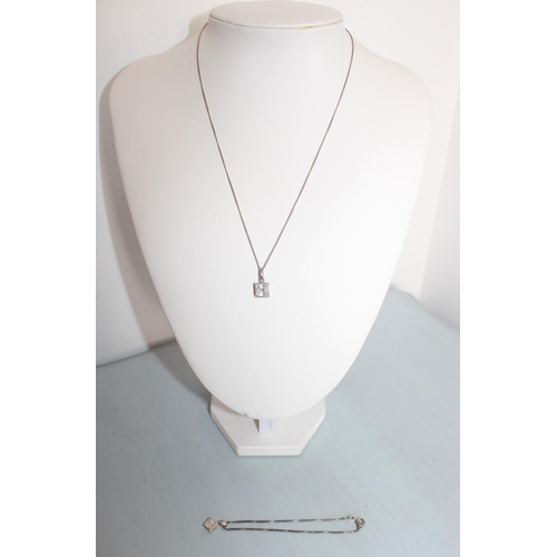 624 - Silver 925 Necklace & Bracelet
18in Chain