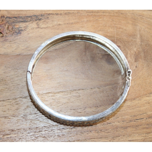 640 - 925 Silver Bangle
Missing Stone Shown In Picture
Adult Size