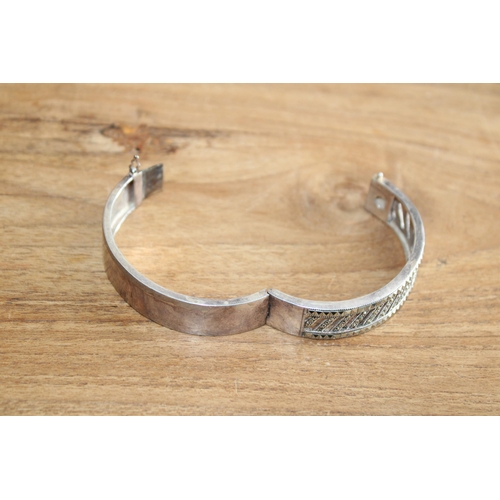 640 - 925 Silver Bangle
Missing Stone Shown In Picture
Adult Size