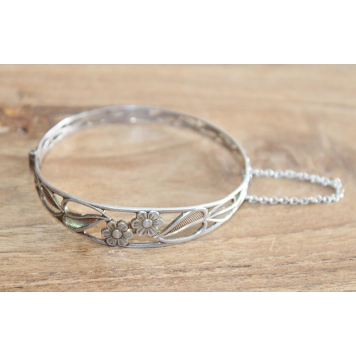 641 - 925 Silver Bangle
Adult Size