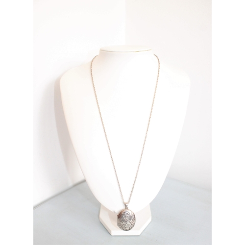 642 - 925 Silver Locket & Chain